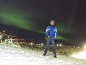 Ich stehe vor Nordlichtern in Kiruna